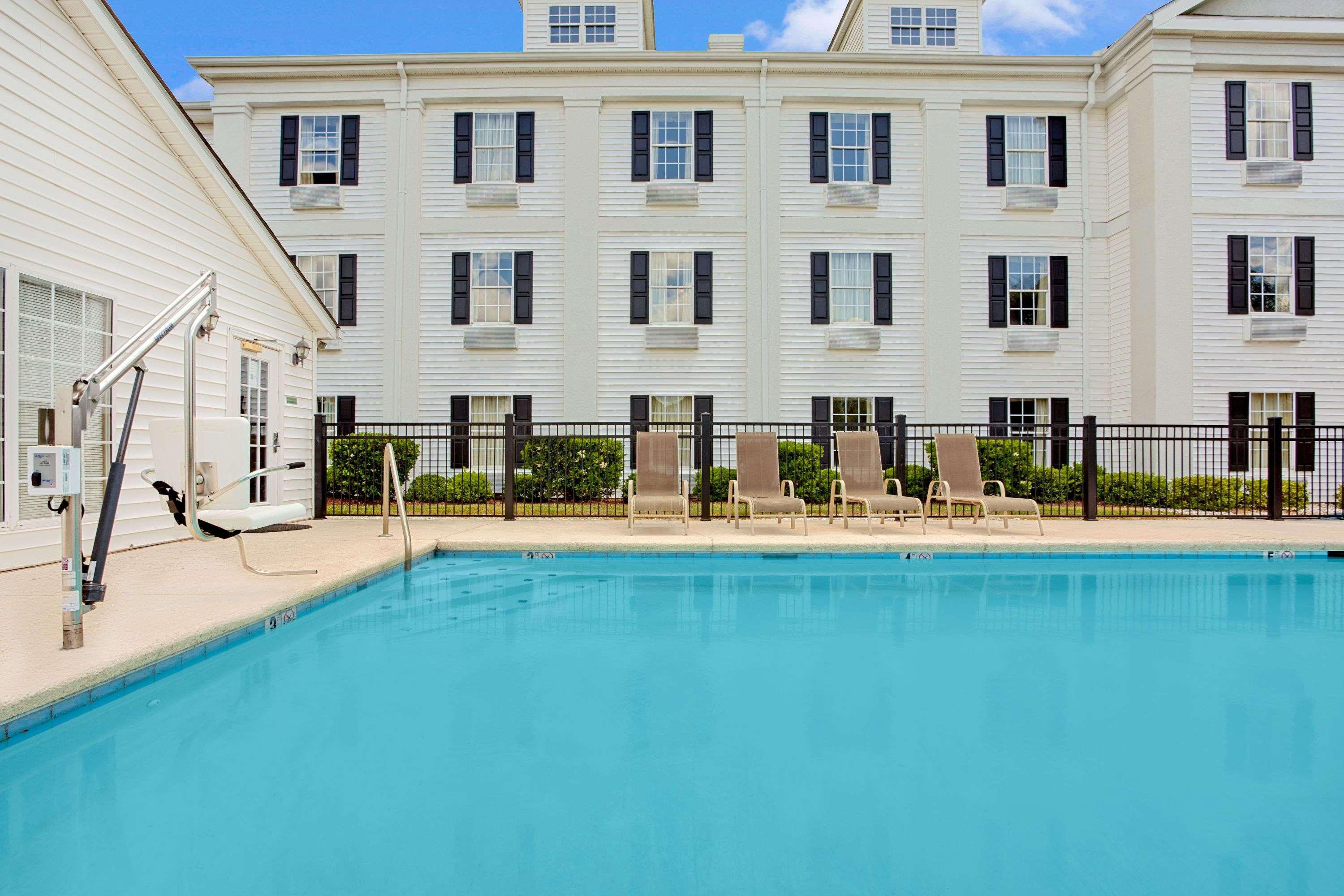 Baymont By Wyndham Pearl Hotel Exterior foto